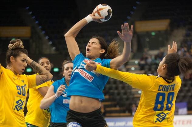 GER IHF World Cup 2017 Tunisia TUN vs Brazil BRA 03 12 2017 EWE Arena Oldenburg Germany 23 IHF World Championship 2017 Mouna CHEBBAH Tunisia 20 Karoline SOUZA Mariana COSTA Brazil 90 88 Nordphotox xRojahn nph00300
