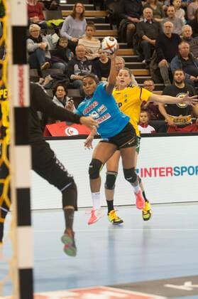 GER IHF World Cup 2017 Tunisia TUN vs Brazil BRA 03 12 2017 EWE Arena Oldenburg Germany 23 IHF World Championship 2017 Women first round Group C Tunisia vs Brazil in picture Amal HAMROUNI Tunisia 10 Eduarda TALESKA Brazil 18 Nordphotox xRojahn nph00300