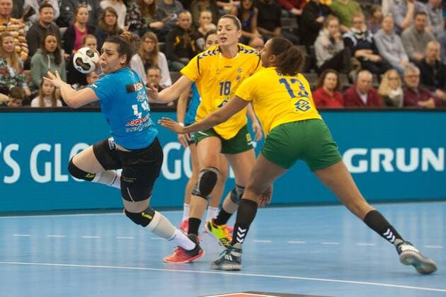 GER IHF World Cup 2017 Tunisia TUN vs Brazil BRA 03 12 2017 EWE Arena Oldenburg Germany 23 IHF World Championship 2017 Women first round Group C Tunisia vs Brazil in picture Manel KOUKI Tunisia 44 Eduarda TALESKA Ligia SILVA Brazil 18 13 Nordphotox xRojahn nph00300