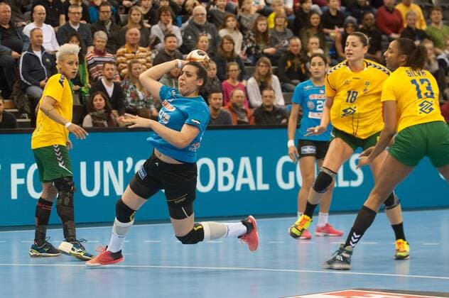 GER IHF World Cup 2017 Tunisia TUN vs Brazil BRA 03 12 2017 EWE Arena Oldenburg Germany 23 IHF World Championship 2017 Women first round Group C Tunisia vs Brazil in picture Manel KOUKI Tunisia 44 Eduarda TALESKA Ligia SILVA Brazil 18 13 Nordphotox xRojahn nph00300