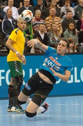 GER IHF World Cup 2017 Tunisia TUN vs Brazil BRA 03 12 2017 EWE Arena Oldenburg Germany 23 IHF World Championship 2017 Women first round Group C Tunisia vs Brazil in picture Manel KOUKI Tunisia 44 Samira ROCHA Brazil 4 Nordphotox xRojahn nph00300