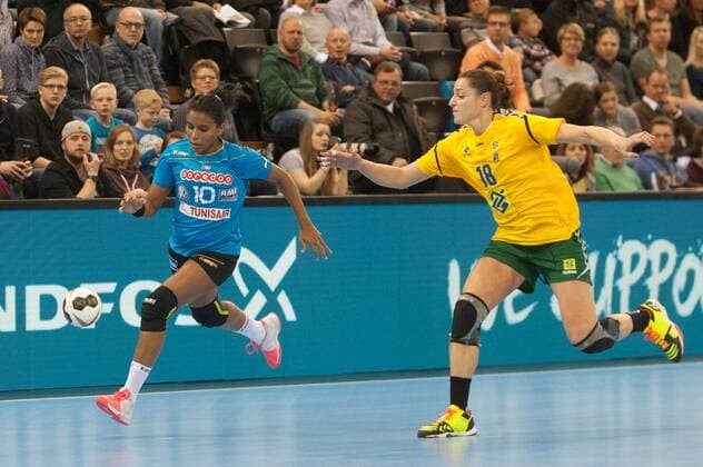 GER IHF World Cup 2017 Tunisia TUN vs Brazil BRA 03 12 2017 EWE Arena Oldenburg Germany 23 IHF World Championship 2017 Women first round Group C Tunisia vs Brazil in picture Amal HAMROUNI Tunisia 10 Eduarda TALESKA Brazil 18 Nordphotox xRojahn nph00300