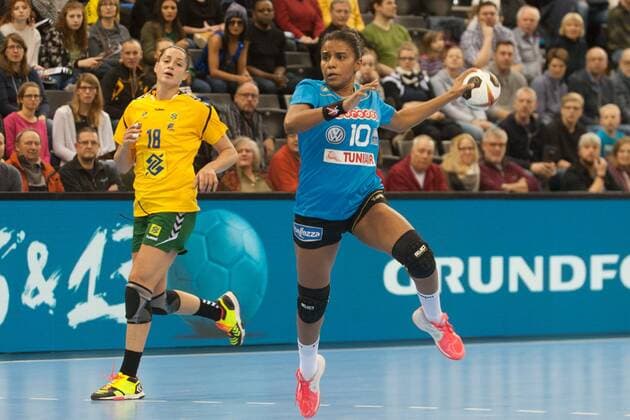 GER IHF World Cup 2017 Tunisia TUN vs Brazil BRA 03 12 2017 EWE Arena Oldenburg Germany 23 IHF World Championship 2017 Women first round Group C Tunisia vs Brazil in picture Amal HAMROUNI Tunisia 10 Eduarda TALESKA Brazil 18 Nordphotox xRojahn nph00300