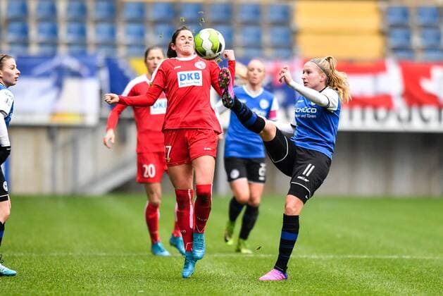 Laura Liedmeier DSC Arminia Bielefeld 17 can flip the ball over Sarah Zadrazil Potsdam 27 Football DFB Womens Cup DSC Arminia Bielefeld 1 FFC Turbine Potsdam xmkx