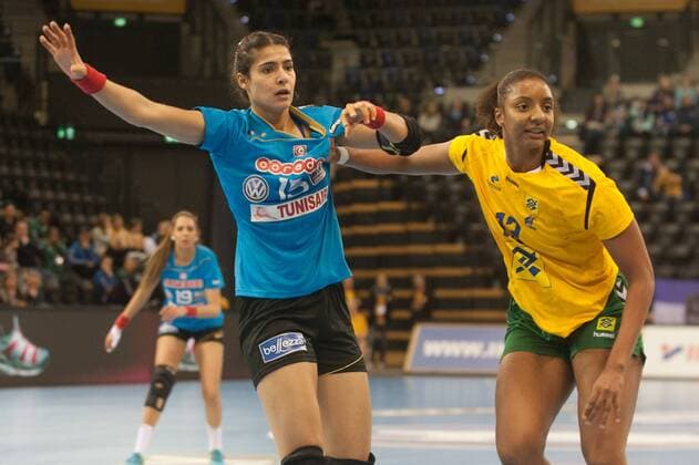GER IHF World Cup 2017 Tunisia TUN vs Brazil BRA 03 12 2017 EWE Arena Oldenburg Germany 23 IHF World Championship 2017 Womens first round Group C Tunisia vs Brazil in picture Trikottest Rakia REZGUI Tunisia 15 Ligia SILVA Brazil 13 Nordphotox xRojahn nph00300