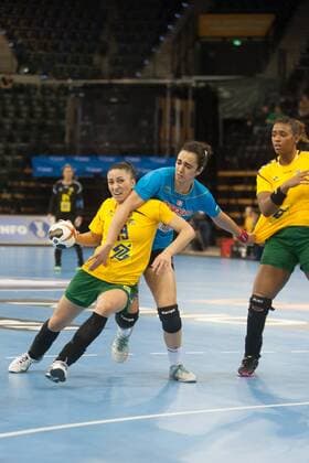 GER IHF World Cup 2017 Tunisia TUN vs Brazil BRA 03 12 2017 EWE Arena Oldenburg Germany 23 IHF World Championship 2017 Womens first round Group C Tunisia vs Brazil in picture Fatma BOURI Tunisia 7 Ana Paula BELO Brazil 9 Nordphotox xRojahn nph00300