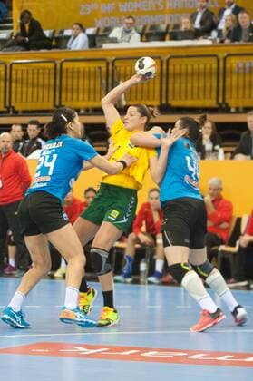 GER IHF World Cup 2017 Tunisia TUN vs Brazil BRA 03 12 2017 EWE Arena Oldenburg Germany 23 IHF World Championship 2017 Womens first round Group C Tunisia vs Brazil im Ines HACHANA Manel KOUKI Tunisia 24 44 Eduarda TALESKA Brazil 18 Nordphotox xRojahn nph00300
