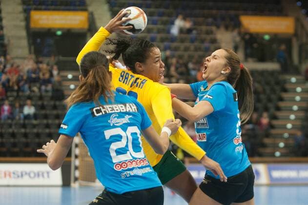 GER IHF World Cup 2017 Tunisia TUN vs Brazil BRA 03 12 2017 EWE Arena Oldenburg Germany 23 IHF World Championship 2017 Women first round Group C Tunisia vs Brazil in the picture Mouna CHEBBAH Ines JAOUDI Tunisia 20 19 Patricia SILVA Brazil 92 Nordphotox xRojahn nph00300
