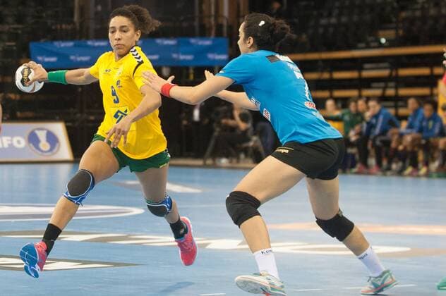 GER IHF World Cup 2017 Tunisia TUN vs Brazil BRA 03 12 2017 EWE Arena Oldenburg Germany 23 IHF World Championship 2017 Women first round Group C Tunisia vs Brazil in picture Fatma BOURI Tunisia 7 Ana Paula BELA Brazil 9 Nordphotox xRojahn nph00300