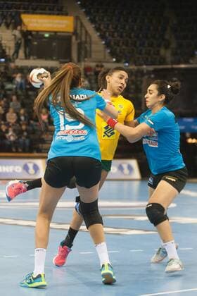 GER IHF World Cup 2017 Tunisia TUN vs Brazil BRA 03 12 2017 EWE Arena Oldenburg Germany 23 IHF World Championship 2017 Women first round Group C Tunisia vs Brazil in the picture Fatma BOURI Ines JAOUADI Tunisia 7 19 Ana Paula BELA Brazil 9 Nordphotox xRojahn nph00300