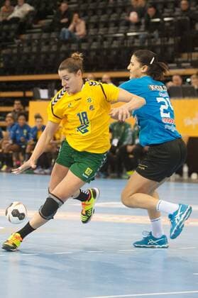 GER IHF World Cup 2017 Tunisia TUN vs Brazil BRA 03 12 2017 EWE Arena Oldenburg Germany 23 IHF World Championship 2017 Womens first round Group C Tunisia vs Brazil in the Picture Ines KHOUILDI Tunisia 24 Eduarda TALESKA Brazil 18 Nordphotox xRojahn nph00300