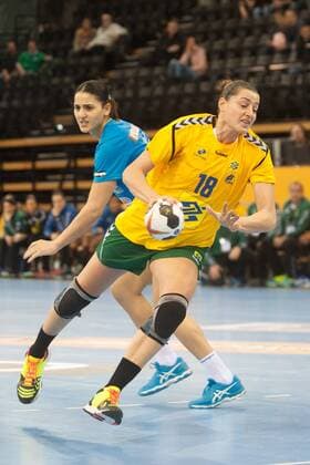 GER IHF World Cup 2017 Tunisia TUN vs Brazil BRA 03 12 2017 EWE Arena Oldenburg Germany 23 IHF World Championship 2017 Womens first round Group C Tunisia vs Brazil in the Picture Ines KHOUILDI Tunisia 24 Eduarda TALESKA Brazil 18 Nordphotox xRojahn nph00300