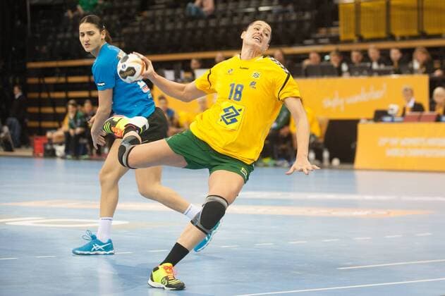 GER IHF World Cup 2017 Tunisia TUN vs Brazil BRA 03 12 2017 EWE Arena Oldenburg Germany 23 IHF World Championship 2017 Womens first round Group C Tunisia vs Brazil in the Picture Ines KHOUILDI Tunisia 24 Eduarda TALESKA Brazil 18 Nordphotox xRojahn nph00300
