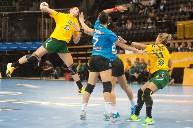 GER IHF World Cup 2017 Tunisia TUN vs Brazil BRA 03 12 2017 EWE Arena Oldenburg Germany 23 IHF World Championship 2017 Women first round Group C Tunisia vs Brazil in the picture Fatma BOURI Ines KHOUILDI Tunisia 7 24 Eduarda TALESKA Tamires COSTA Brazil 18 11 Nordphotox xRojahn nph00300