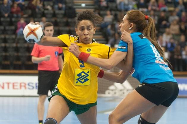 GER IHF World Cup 2017 Tunisia TUN vs Brazil BRA 03 12 2017 EWE Arena Oldenburg Germany 23 IHF World Championship 2017 Women first round Group C Tunisia vs Brazil in the picture Ines JAOUADI Tunisia 19 Ana Paula BELO Brazil 9 Nordphotox xRojahn nph00300