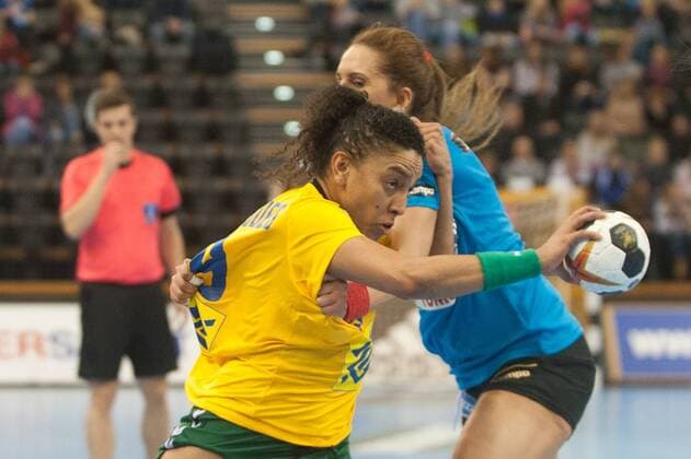 GER IHF World Cup 2017 Tunisia TUN vs Brazil BRA 03 12 2017 EWE Arena Oldenburg Germany 23 IHF World Championship 2017 Women first round Group C Tunisia vs Brazil in the picture Ines JAOUADI Tunisia 19 Ana Paula BELO Brazil 9 Nordphotox xRojahn nph00300