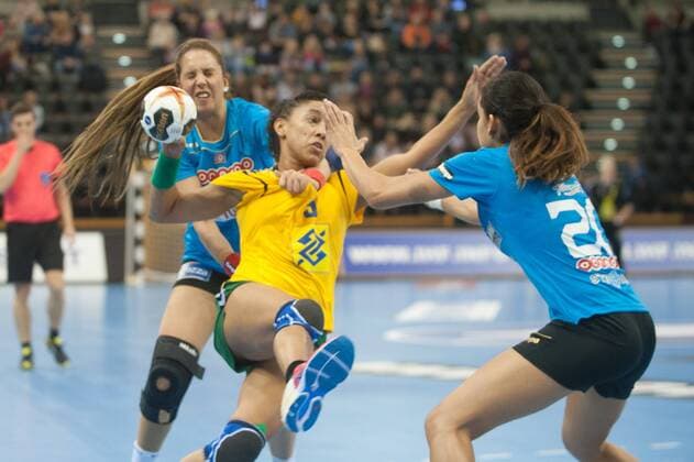 GER IHF World Cup 2017 Tunisia TUN vs Brazil BRA 03 12 2017 EWE Arena Oldenburg Germany 23 IHF World Championship 2017 Womens first round Group C Tunisia vs Brazil in the picture Ines JAOUADI Mouna CHEBBAH Tunisia 19 20 Ana Paula BELO Brazil 9 Nordphotox xRojahn nph00300