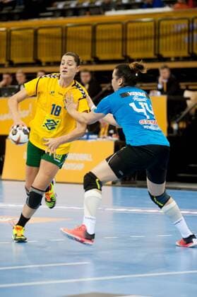 GER IHF World Cup 2017 Tunisia TUN vs Brazil BRA 03 12 2017 EWE Arena Oldenburg Germany 23 IHF World Championship 2017 Women first round Group C Tunisia vs Brazil in picture Manel KOUKI Tunisia 44 Eduarda TALESKA Brazil 18 Nordphotox xRojahn nph00300
