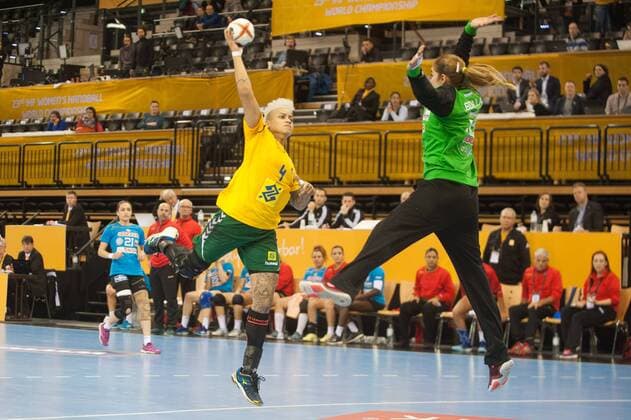 GER IHF World Cup 2017 Tunisia TUN vs Brazil BRA 03 12 2017 EWE Arena Oldenburg Germany 23 IHF World Championship 2017 Women first round Group C Tunisia vs Brazil Pictured Echraf ABDALLAH Tunisia 12 Samira ROCHA Brazil 4 Nordphotox xRojahn nph00300