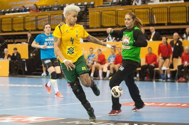 GER IHF World Cup 2017 Tunisia TUN vs Brazil BRA 03 12 2017 EWE Arena Oldenburg Germany 23 IHF World Championship 2017 Women first round Group C Tunisia vs Brazil Pictured Echraf ABDALLAH Tunisia 12 Samira ROCHA Brazil 4 Nordphotox xRojahn nph00300
