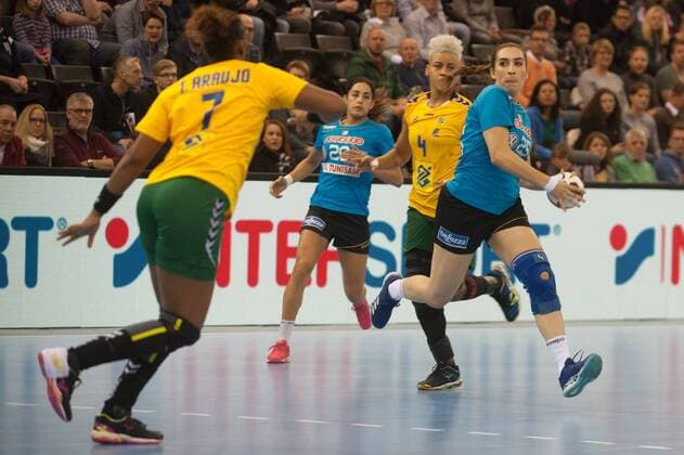 GER IHF World Cup 2017 Tunisia TUN vs Brazil BRA 03 12 2017 EWE Arena Oldenburg Germany 23 IHF World Championship 2017 Women first round Group C Tunisia vs Brazil in the picture Oumayma DARDOUR Tunisia 25 Tamires ARAUJO Samira ROCHA Brazil 27 4 Nordphotox xRojahn nph00300