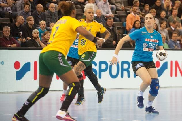 GER IHF World Cup 2017 Tunisia TUN vs Brazil BRA 03 12 2017 EWE Arena Oldenburg Germany 23 IHF World Championship 2017 Women first round Group C Tunisia vs Brazil in the picture Oumayma DARDOUR Tunisia 25 Tamires ARAUJO Samira ROCHA Brazil 27 4 Nordphotox xRojahn nph00300