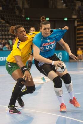 GER IHF World Cup 2017 Tunisia TUN vs Brazil BRA 03 12 2017 EWE Arena Oldenburg Germany 23 IHF World Championship 2017 Women first round Group C Tunisia vs Brazil in picture Manel KOUKI Tunisia 44 Tamires ARAUJO Brazil 7 Nordphotox xRojahn nph00300