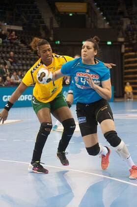 GER IHF World Cup 2017 Tunisia TUN vs Brazil BRA 03 12 2017 EWE Arena Oldenburg Germany 23 IHF World Championship 2017 Women first round Group C Tunisia vs Brazil in picture Manel KOUKI Tunisia 44 Tamires ARAUJO Brazil 7 Nordphotox xRojahn nph00300