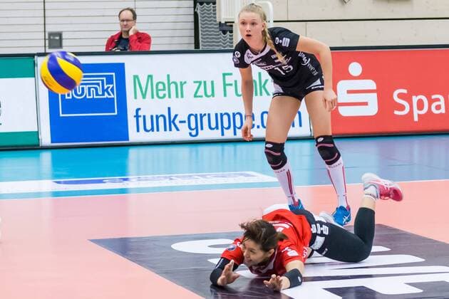 An Saita Black White Erfurt 10 Libero rescues from the ground Ball acceptance Action Volleyball 1 Bundesliga Women Black White Erfurt VC Olympia Berlin xprx