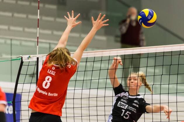v Sindy Lenz VCO Berlin 8 in the block attempt against the attack of Madleen Piest Black White Erfurt 15 Action action Volleyball 1 Bundesliga Women Black White Erfurt VC Olympia Berlin xprx