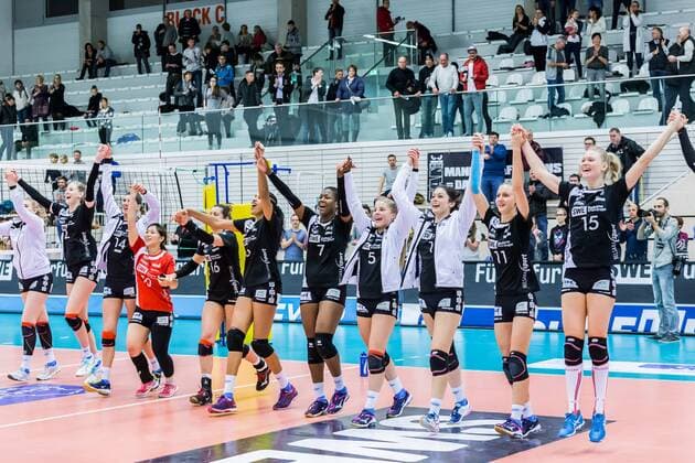 Team photo lineup team photo Black White Erfurt SWE celebration celebrating victory Volleyball 1 Bundesliga Women Black White Erfurt VC Olympia Berlin xprx