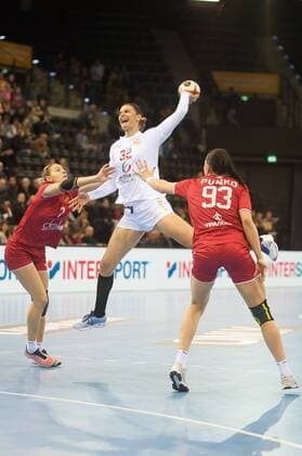 GER IHF World Cup 2017 Montenegro MNE vs Russia RUS 03 12 2017 EWE Arena Oldenburg Germany 23 IHF World Championship 2017 Womens first round Group C Montenegro vs Russia in picture Katarina BULATOVIC MNE 32 Daria DMITRIEVA Anna PUNKO RUS 7 93 Nordphotox xRojahn nph00300
