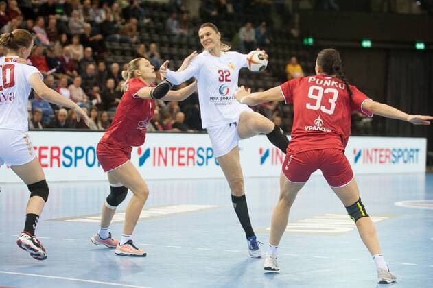 GER IHF World Cup 2017 Montenegro MNE vs Russia RUS 03 12 2017 EWE Arena Oldenburg Germany 23 IHF World Championship 2017 Womens first round Group C Montenegro vs Russia in picture Katarina BULATOVIC MNE 32 Daria DMITRIEVA Anna PUNKO RUS 7 93 Nordphotox xRojahn nph00300