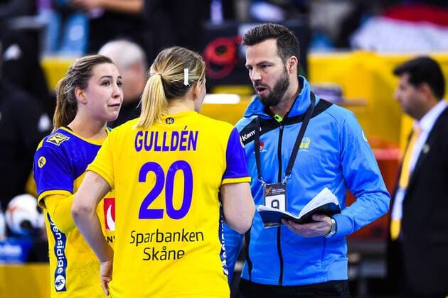 171203 Swedens federation Henrik Signelli talks with Anna Lagerquist and Isabelle Gullden during the match between Hungary and Sweden during the World Cup on 3 December 2017 in Bietigheim Bissingen  Copyright: CARLxSANDIN BB171203CS054
