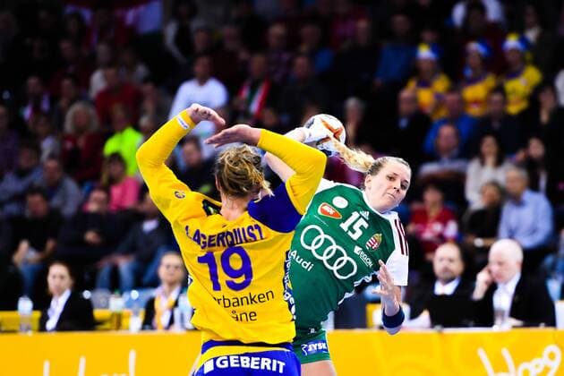 171203 Anna Lagerquist defends against Hungarys Kinga Klivinyi in the match between Hungary and Sweden during the World Cups World Cup on December 3, 2017 in Bietigheim Bissingen  Copyright: CARLxSANDIN BB171203CS061