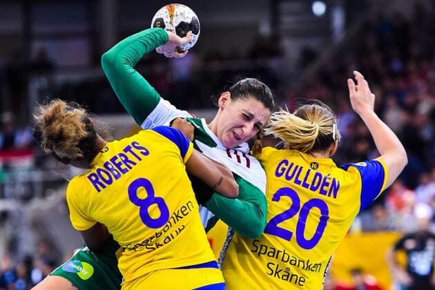 171203 Swedens Jamina Roberts and Isabelle Gulldes defend against Hungarys Anett Kisfaludy in the match between Hungary and Sweden during the World Cups World Cup on December 3, 2017 in Bietigheim Bissingen  Copyright: CARLxSANDIN BB171203CS071