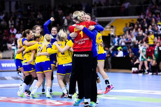171203 Sveriges malvakt Johanna Bundsen embraces Filippa Idehn after the match between Hungary and Sweden during the World Cup on 3 December 2017 in Bietigheim Bissingen  Copyright: CARLxSANDIN BB171203CS073