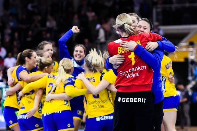 171203 Sveriges malvakt Johanna Bundsen embraces Filippa Idehn after the match between Hungary and Sweden during the World Cup on 3 December 2017 in Bietigheim Bissingen  Copyright: CARLxSANDIN BB171203CS074