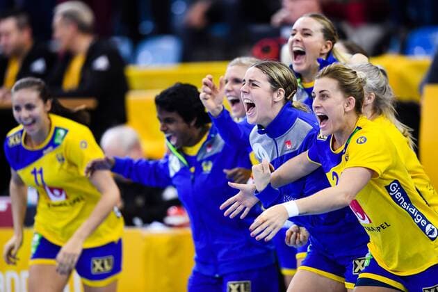 171203 Swedens cheer exclaims at the final after the match between Hungary and Sweden during the World Cup on 3 December 2017 in Bietigheim Bissingen  Copyright: CARLxSANDIN BB171203CS081