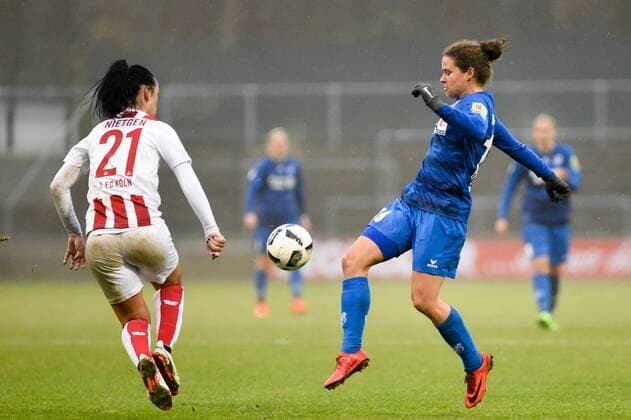 v left Peggy Nietgen 1 FC Köln 21 Verena Aschauer SC Sand 18 Duel duel tackle Action Action Football DFB Womens Cup Final Round 1 FC Köln SC Sand xmhx