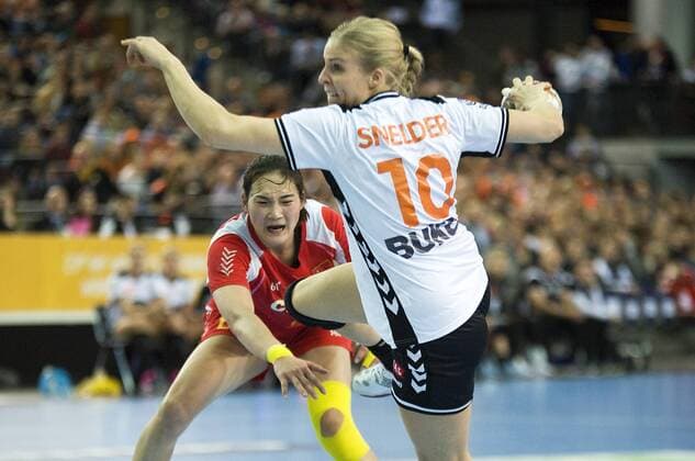 Womens Handball World Championship Group Preliminary Group D China The Netherlands 15 40 9 20 The Dutch Danick Snelder at the goal throw Leipzig Saxony Germany