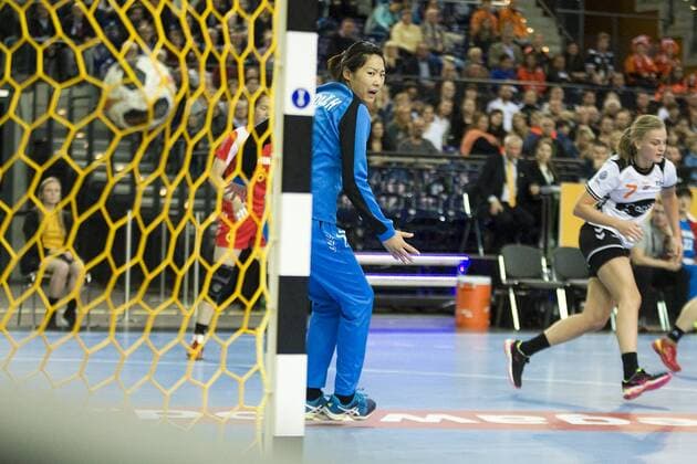 Handball World Championship Womens Group Preliminary Round Group D China Netherlands 15 40 9 20 The Chinese goalkeeper Wang Xiaohua looks thrown a ball by Debbie Bont behind Leipzig Saxony Germany