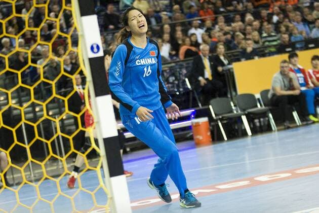 Handball World Championship Womens preliminary round Group D China Netherlands 15 40 9 20 The Chinese goalkeeper Wang Xiaohua is annoyed about conceding Leipzig Saxony Germany