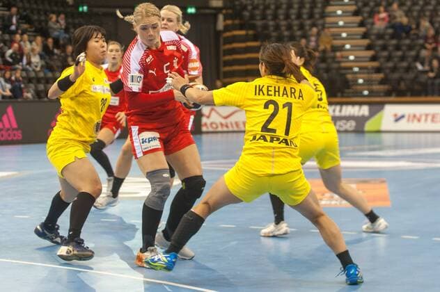 Japan IHF World Championship 2017 Japan JP Denmark vs Denmark DEN 03 12 2017 EWE Arena Oldenburg Germany 23 IHF World Championship 2017 Womens first round Group C Japan vs Denmark in picture Mana OHYAMA Ayaka IKEHARA JPN 28 21 Sarah IVERSEN DEN 5 Nordphotox xRojahn nph00300