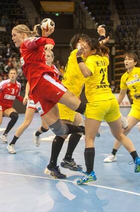 Japan IHF World Championship 2017 Japan JP Denmark vs Denmark DEN 03 12 2017 EWE Arena Oldenburg Germany 23 IHF World Championship 2017 Womens first round Group C Japan vs Denmark in picture Mana OHYAMA Ayaka IKEHARA JPN 28 21 Sarah IVERSEN DEN 5 Nordphotox xRojahn nph00300