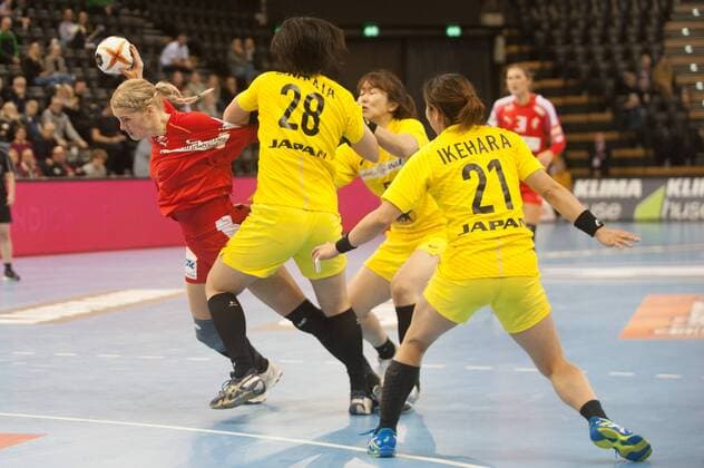 Japan IHF World Championship 2017 Japan JP Denmark vs Denmark DEN 03 12 2017 EWE Arena Oldenburg Germany 23 IHF World Championship 2017 Womens first round Group C Japan vs Denmark in picture Mana OHYAMA Ayaka IKEHARA JPN 28 21 Sarah IVERSEN DEN 5 Nordphotox xRojahn nph00300