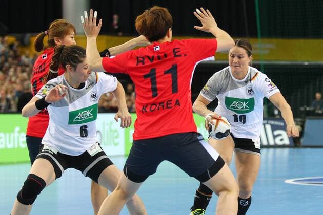 Germany vs Korea South Korea 03 12 2017 23rd IHF Women s Handball World Championship Germany 2017 Preliminary Round Group D Germany vs Korea Arena Leipzig Womens Handball World Cup Group D Germany vs South Korea Anna Loerper 10 GER Ball Eun Hee Ryu 11 KOR Jenny Karolius 6 GER xjkx