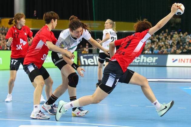 Germany vs Korea South Korea 03 12 2017 23rd IHF Women s Handball World Championship Germany 2017 Preliminary round Group D Germany vs Korea Arena Leipzig Womens Handball World Championship Group D Germany vs South Korea Eun Hee Ryu 11 KOR Ball Jenny Karolius 6 GER xjkx