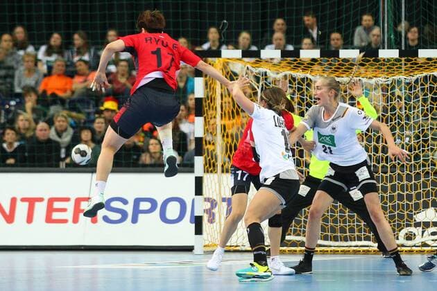 Germany vs Korea South Korea 03 12 2017 23rd IHF Women s Handball World Championship Germany 2017 Preliminary Round Group D Germany vs Korea Arena Leipzig Handball World Cup Womens Group Preliminary Group D Germany vs Suedkorea Pictured Eun Hee Ryu 11 KOR Anne Loerper 10 GER Nadja Mansson 21 GER xjkx