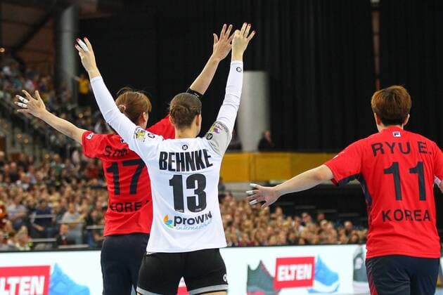 Germany vs Korea South Korea 03 12 2017 23rd IHF Women s Handball World Championship Germany 2017 Preliminary round Group D Germany vs Korea Arena Leipzig Womens Handball World Championship Group D Germany vs South Korea Haein Sim 17 KOR Julia Behnke 13 GER Eun Hee Ryu 11 KOR xjkx